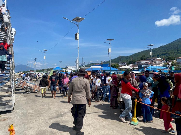 Pengamanan Kedatangan KM. Umsini Di Pelabuhan Laut Larantuka Oleh Personil KP3 Laut