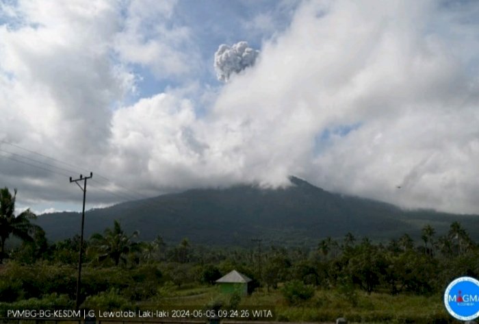 Polsek Wulanggitang - Polres Flotim terus Monitoring Perkembangan Erupsi Gunung Lewotobi Laki laki.