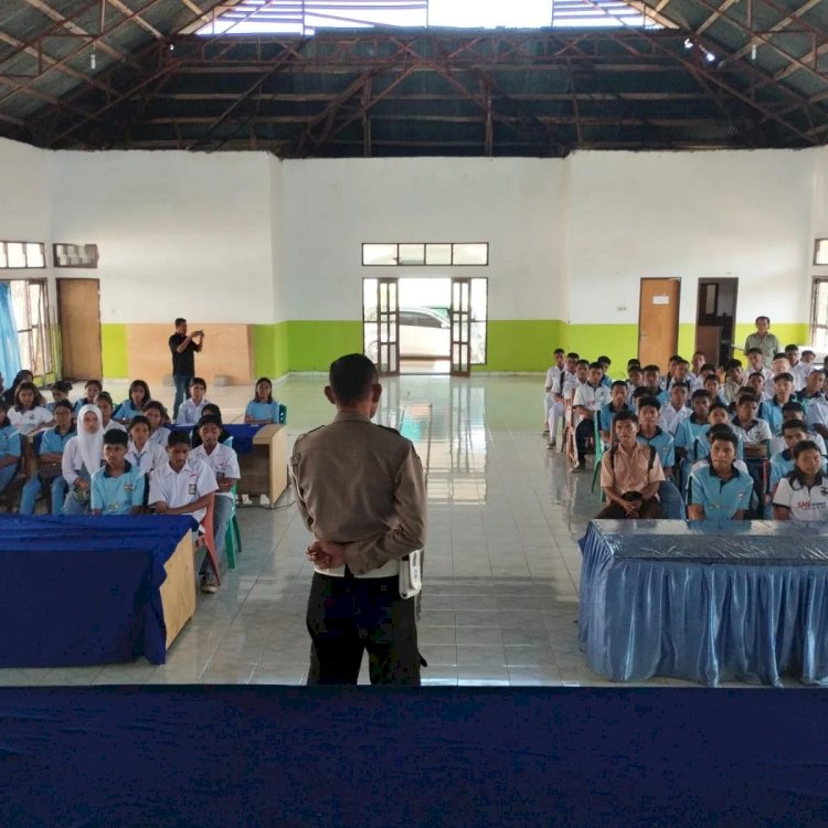 Kasat Lantas Polres Flotim Iptu Laurentius D. Daton Sosialisasi tertib berlalu lintas di SMAN 1 Larantuka.