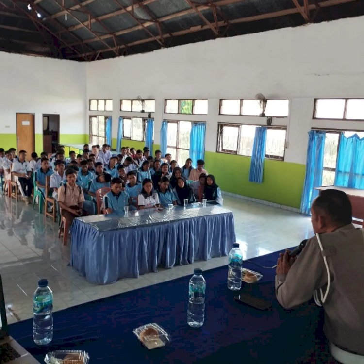 Kasat Lantas Polres Flotim Iptu Laurentius D. Daton Sosialisasi tertib berlalu lintas di SMAN 1 Larantuka.