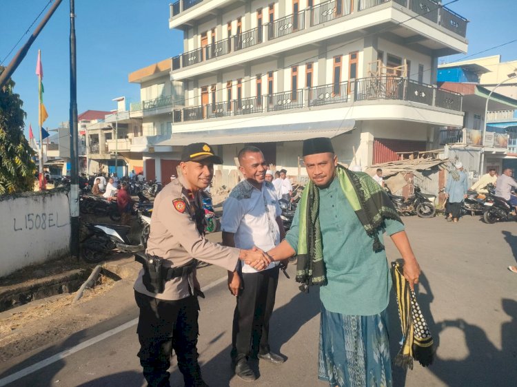 Kapolsek Adotim IPDA Yefri S. Apmalo Pimpin Pengamanan Sholat Idul Adha 1445 di Waiwerang - Adonara Timur.