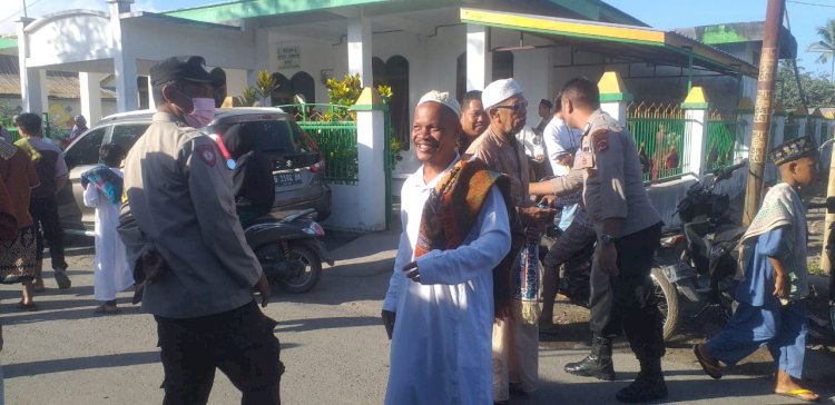 Sinergitas TNI - Polri amankan Jalannya Sholat Idul Adha 1445 H di Boru Kec. Wulanggitang.