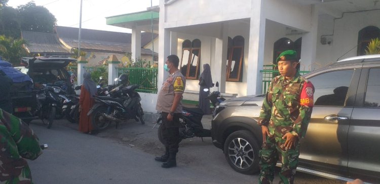 Sinergitas TNI - Polri amankan Jalannya Sholat Idul Adha 1445 H di Boru Kec. Wulanggitang.