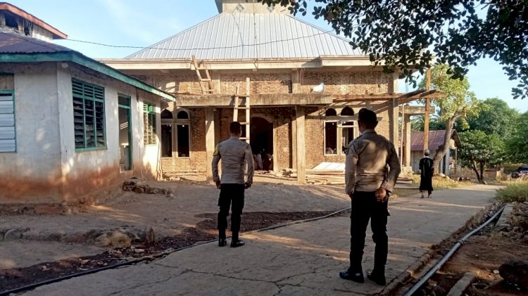 Polsek Titehena Polres Flotim lakukan Pengamanan sholat idul Adha 1445 H di Masjid Nurul Yakin Belotebang.