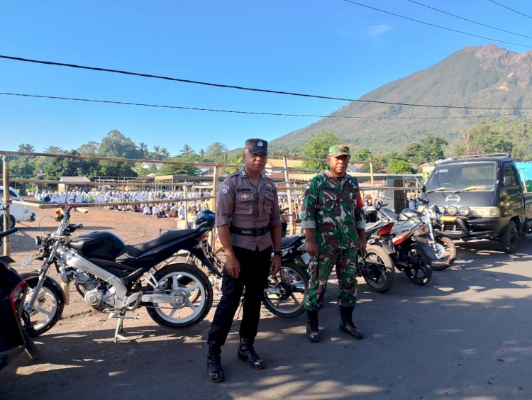 Bersinergi Amankan Jalannya Sholat idul adha 1445 H/2024 , Kapolsek Adonara  IPDA Stefanus It Arif , Anggota serta Koramil 1624-02/Adonara di Kecamatan Adonara.