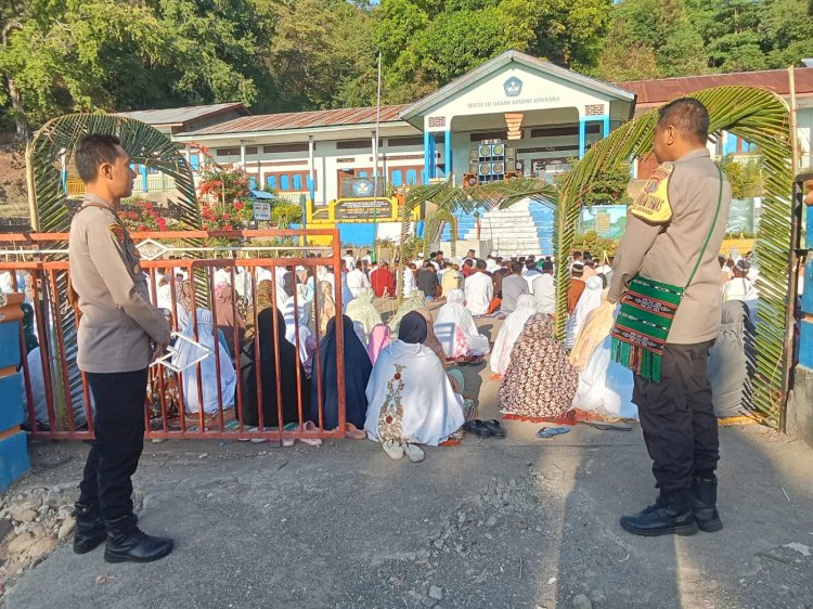 Bersinergi Amankan Jalannya Sholat idul adha 1445 H/2024 , Kapolsek Adonara  IPDA Stefanus It Arif , Anggota serta Koramil 1624-02/Adonara di Kecamatan Adonara.