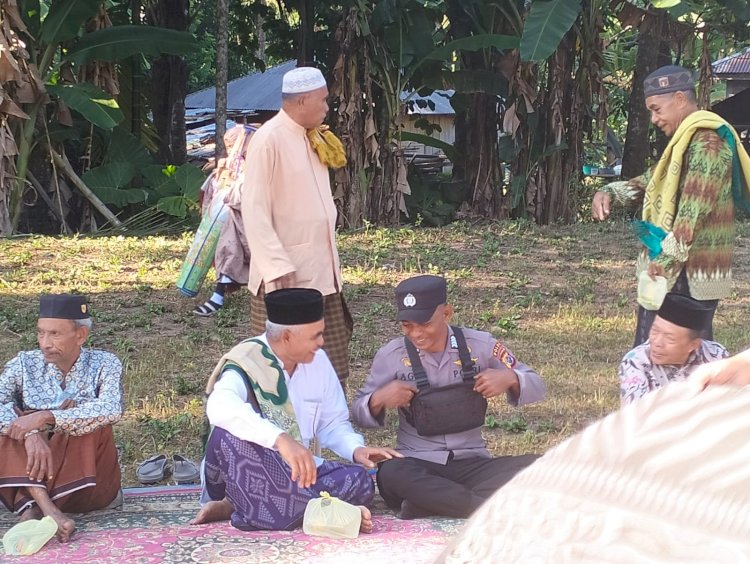 Sambang Bhabinkamtibmas  Polsek Adotim Bripka Agustinus Ora Keda, Usai Pengamanan Sholat Idul Adha 1445 H di Desa Tapobali.