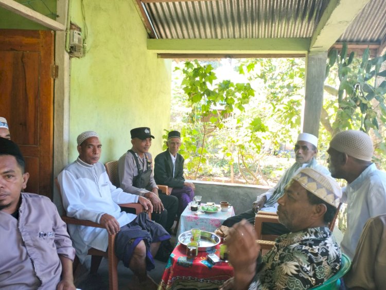 Sambang Bhabinkamtibmas  Polsek Adotim Bripka Agustinus Ora Keda, Usai Pengamanan Sholat Idul Adha 1445 H di Desa Tapobali.