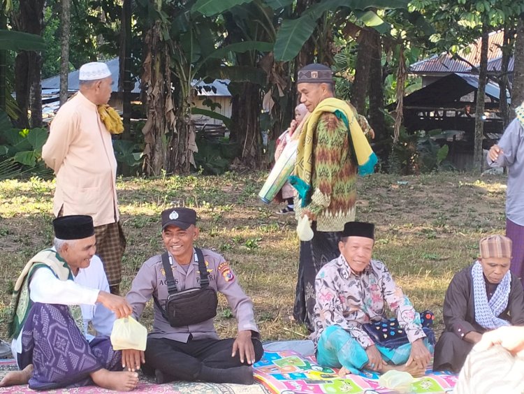 Sambang Bhabinkamtibmas  Polsek Adotim Bripka Agustinus Ora Keda, Usai Pengamanan Sholat Idul Adha 1445 H di Desa Tapobali.