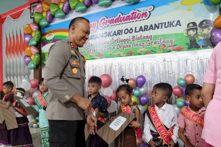 Kapolres Flotim hadiri kegiatan Pelepasan Siswa/i TK Bhayangkari 06 Larantuka.