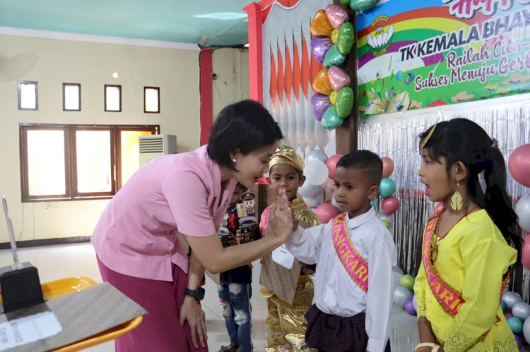 Kapolres Flotim hadiri kegiatan Pelepasan Siswa/i TK Bhayangkari 06 Larantuka.