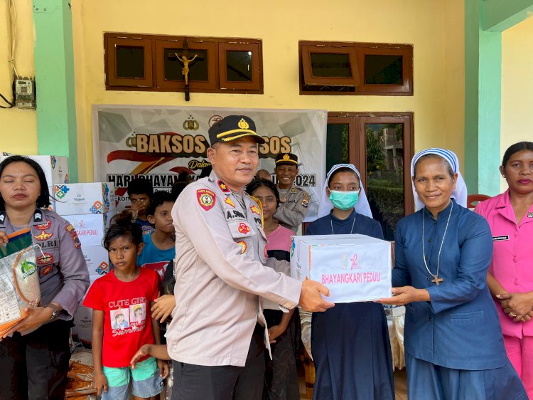 Polres Flotim laksanakan Giat Baksos dan salurkan Bansos dalam rangka Hari Bhayangkara ke 78 tahun 2024 di Pantai Asuhan Larantuka.