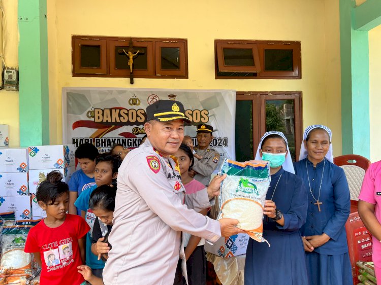 Polres Flotim laksanakan Giat Baksos dan salurkan Bansos dalam rangka Hari Bhayangkara ke 78 tahun 2024 di Pantai Asuhan Larantuka.