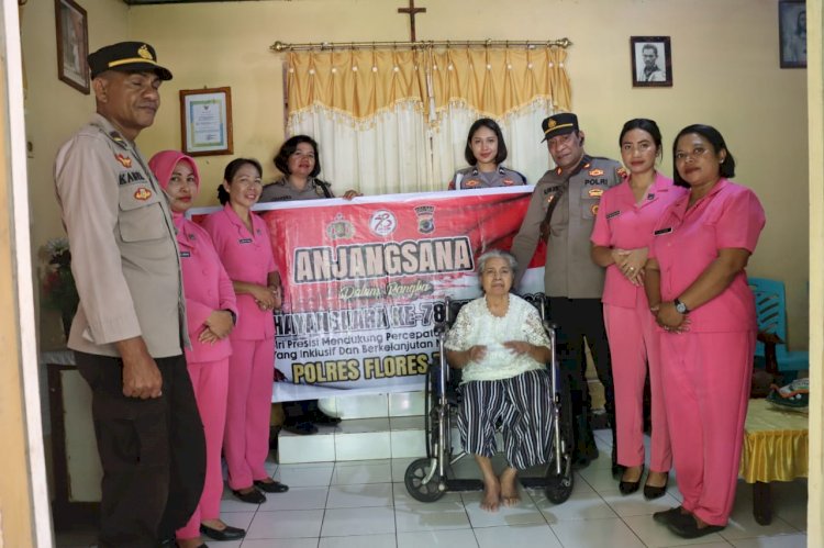 Polres Flotim Anjangsana Dan Berikan Santunan Tali Asih Kepada Para Purnawirawan Dan Warakawuri Dalam Rangka Hut Bhayangkara Ke-78