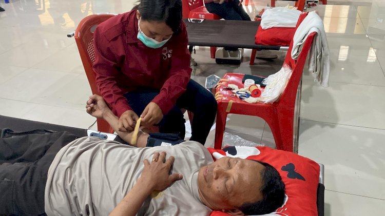 Polres Flotim adakan Bakti kesehatan donor darah dalam rangka hari Bhayangkara ke 78 tahun 2024.