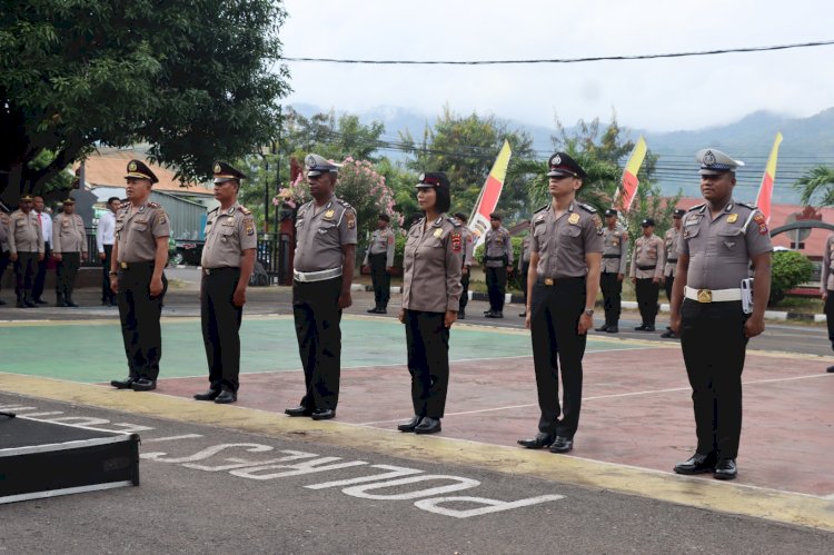 Upacara korps raport kenaikan pangkat setingkat lebih tinggi TMT 1 Juli 2024 Personil Polres Flotim.