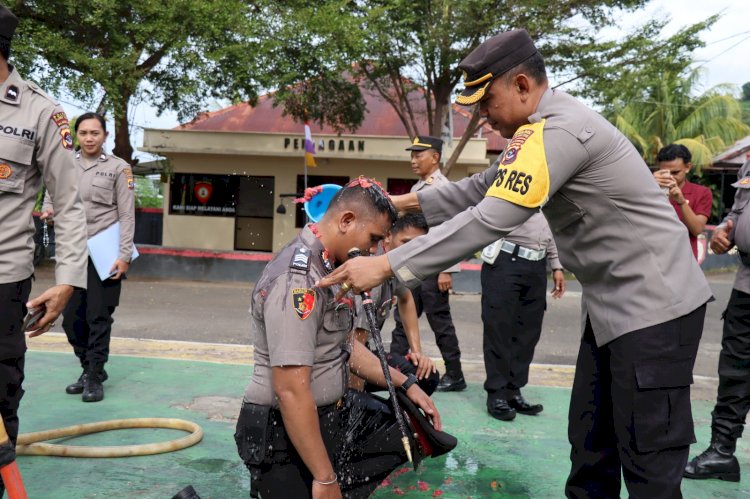 Upacara korps raport kenaikan pangkat setingkat lebih tinggi TMT 1 Juli 2024 Personil Polres Flotim.