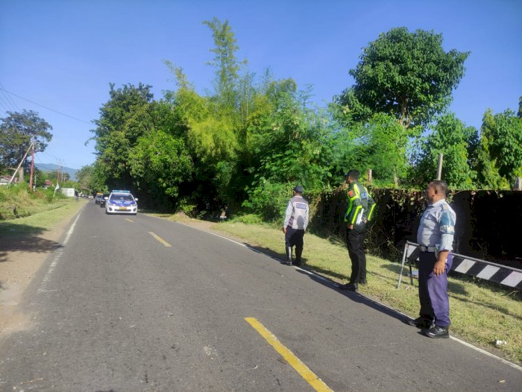 Polisi Flores Timur Hadir Lakukan Pengawalan Yubilaris Pater Yosep  Jaga Dawan, SVD dalam rangka Perayaan Panca Windu imamat.