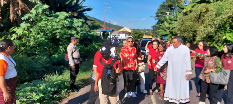 Polisi Flores Timur Hadir Lakukan Pengawalan Yubilaris Pater Yosep  Jaga Dawan, SVD dalam rangka Perayaan Panca Windu imamat.