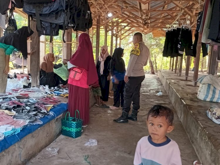 Aipda Ignasius Rofinus Naja Bhabin  Polsek Solor Timur lakukan  Sambang di Pasar Botang