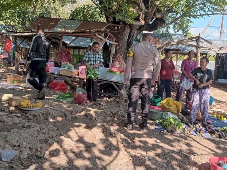 Aipda Ignasius Rofinus Naja Bhabin  Polsek Solor Timur lakukan  Sambang di Pasar Botang