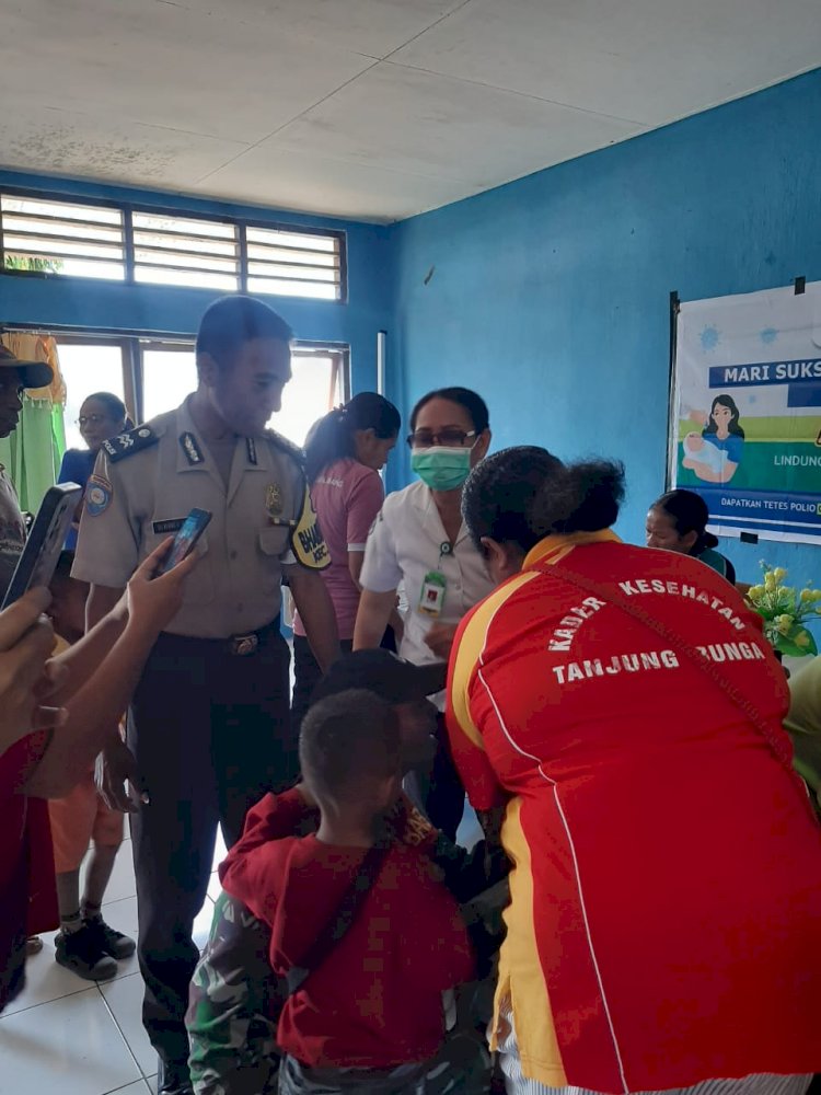 Aiptu Silverius P. Diaz hadir Wujud dukung Program PIN Polio 2024 di Posyandu Desa Ratulodong Kec. Tanjung Bunga - Kab. Flotim.