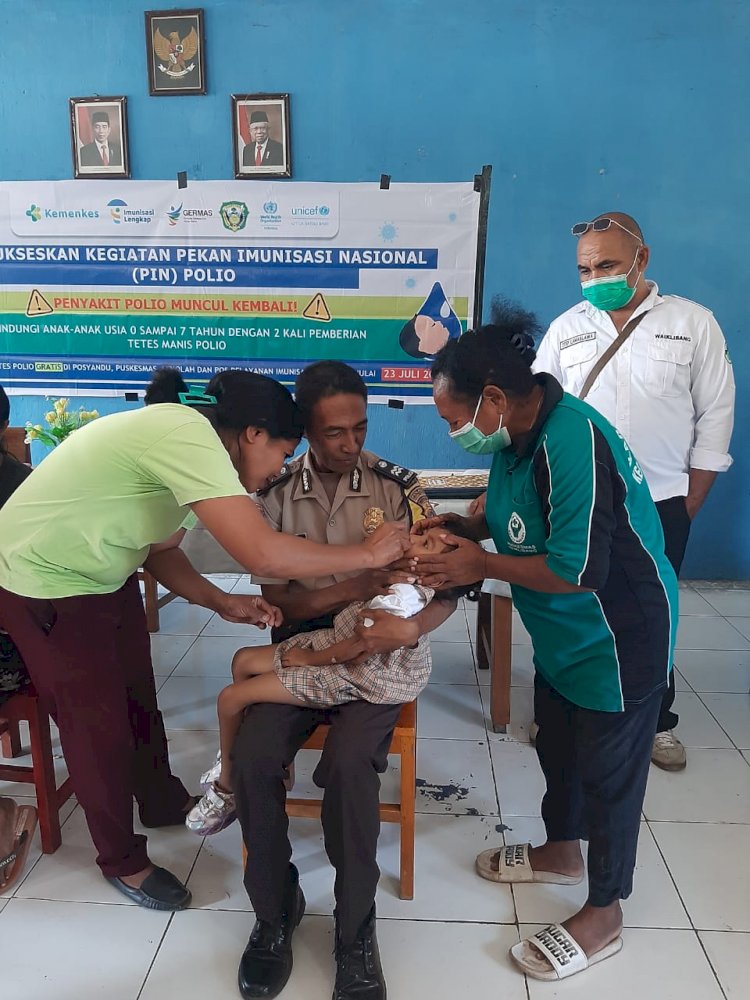 Aiptu Silverius P. Diaz hadir Wujud dukung Program PIN Polio 2024 di Posyandu Desa Ratulodong Kec. Tanjung Bunga - Kab. Flotim.