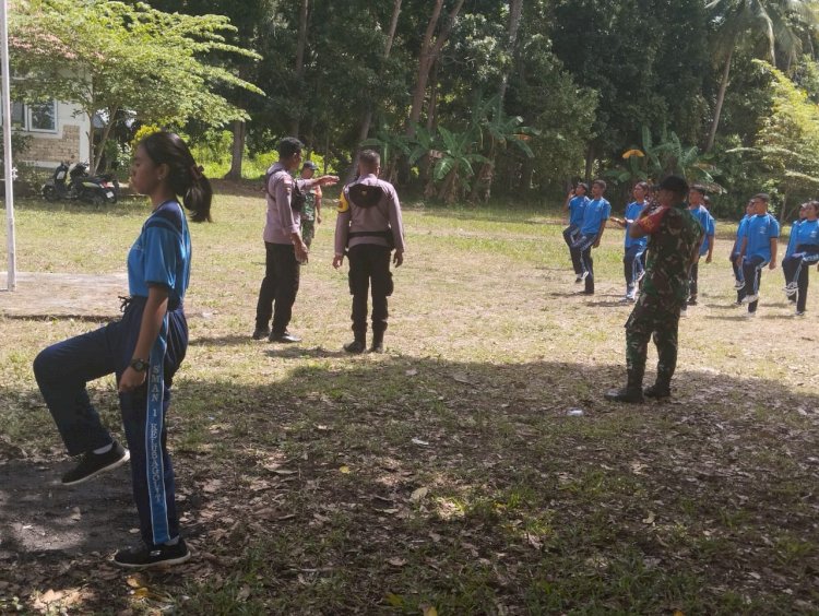 Bhabinkamtibmas dan Babinsa Kec. Kelubagolit Bersama Latih Siswa/i SMA Dalam Rangka Hari Kemerdekaan RI tahun 2024.