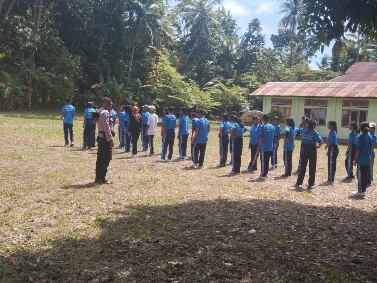 Bhabinkamtibmas dan Babinsa Kec. Kelubagolit Bersama Latih Siswa/i SMA Dalam Rangka Hari Kemerdekaan RI tahun 2024.