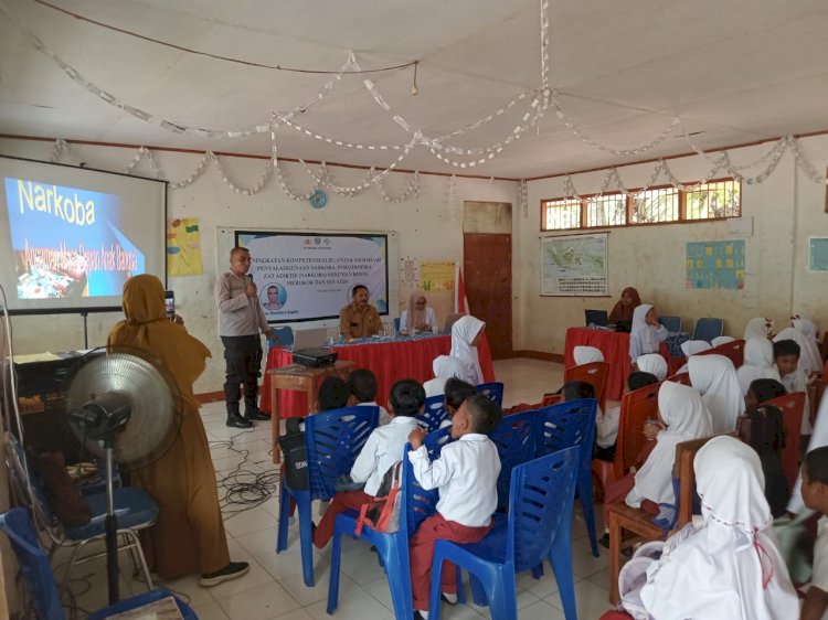 Solor Timur IPTU Petrus M. Sogen sosialisasi Narkoba di SDN Lohayong  Kec. Solor Timur.