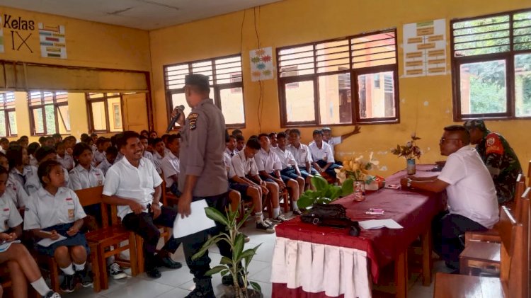 Bhabinkamtibmas Aipda Kader Kia Hoda Berikan Penyuluhan tetang Penyalah Gunaan Narkoba di SMPN Balaweling Kec. Witihama.