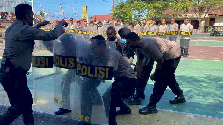 Polres Flotim Tingkatkan Latihan Dalmas Hadapi Pilkada Serentak 2024.