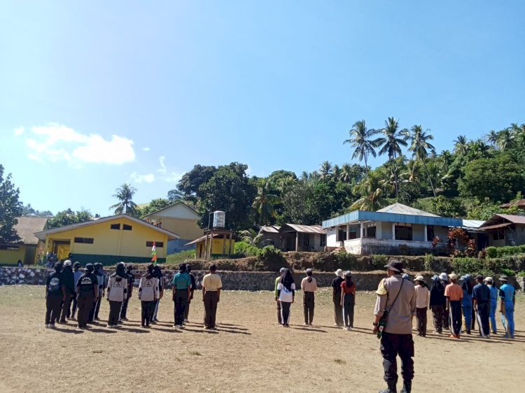 Bhabinkamtibmas Polsek Adonara Berikan Latihan Paskibra Siswa Siswi SMAN 1 Adonara.