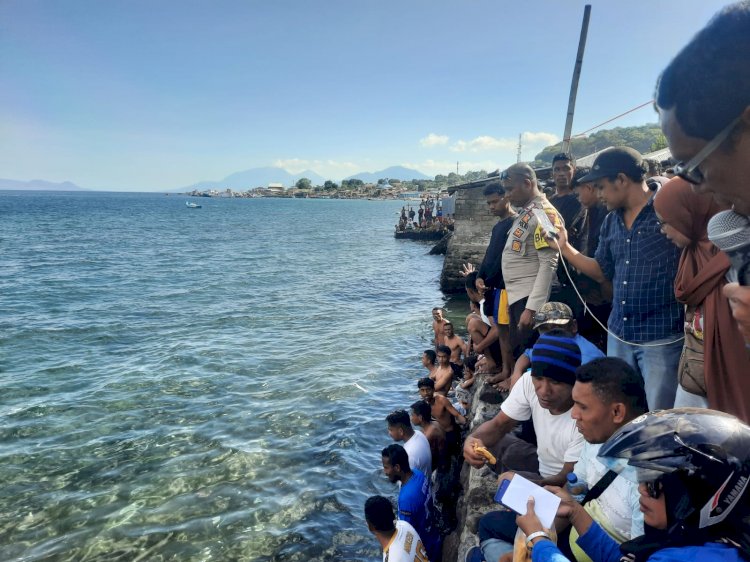 Bripka Ruslan M. Jafar Bhabinkamtibmas Ekasapta  Lakukan Pengamanan Lomba Renang dan Dayung Sampan.