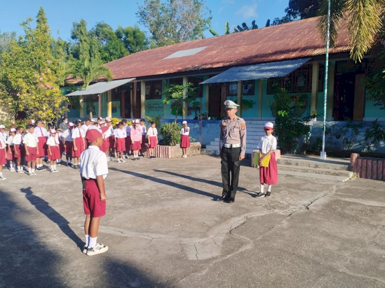 Tanamkan kesadaran sejak dini,Kasat lantas Jadi Pembina Upacara di SDK Larantuka 2 kec. Larantuka kab. Flotim.