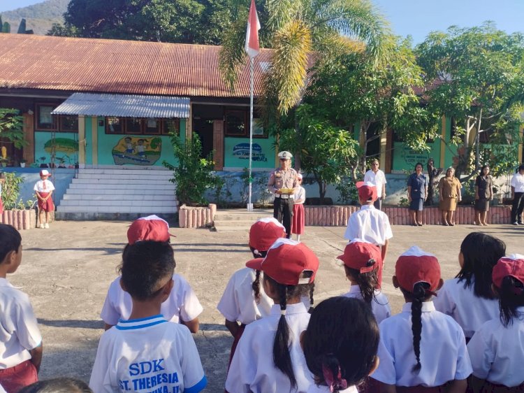 Tanamkan kesadaran sejak dini,Kasat lantas Jadi Pembina Upacara di SDK Larantuka 2 kec. Larantuka kab. Flotim.