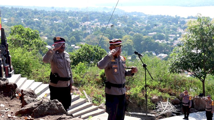 POLRES FLOTIM KIBARKAN BENDERA MERAH PUTIH DI KAKI GUNUNG ILEMANDIRI - KAB. FLORES TIMUR.