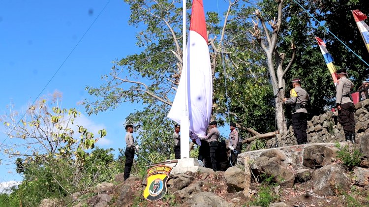 POLRES FLOTIM KIBARKAN BENDERA MERAH PUTIH DI KAKI GUNUNG ILEMANDIRI - KAB. FLORES TIMUR.