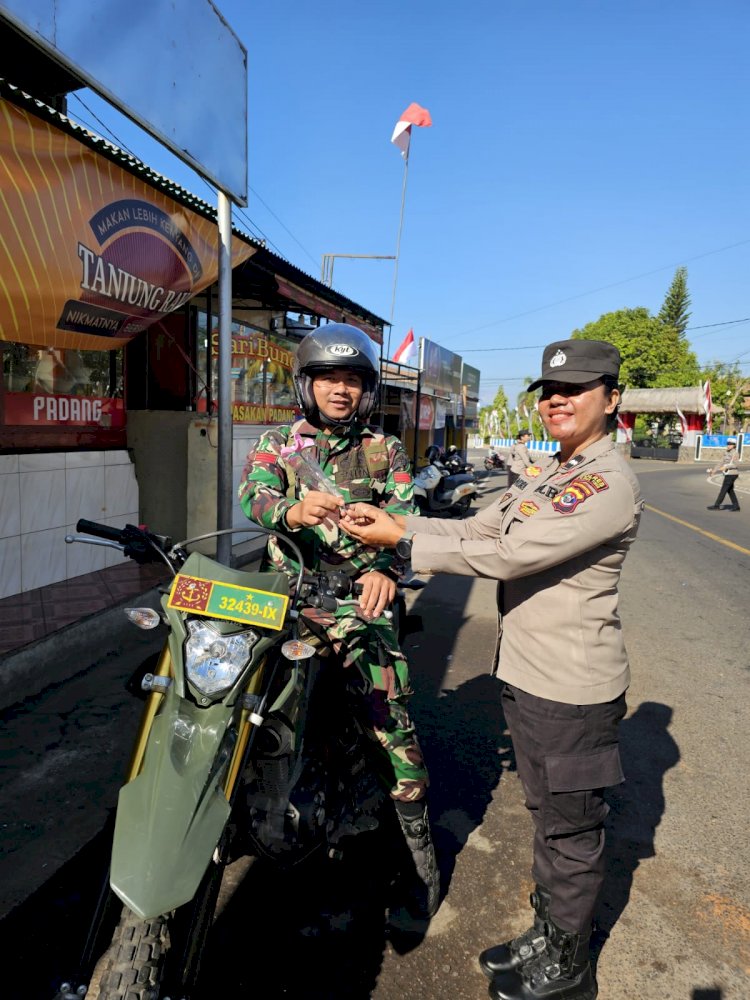 Polwan Polres Flotim Bagikan Bunga ke Pengguna Jalan Raya Jelang HUT Polwan ke 76.