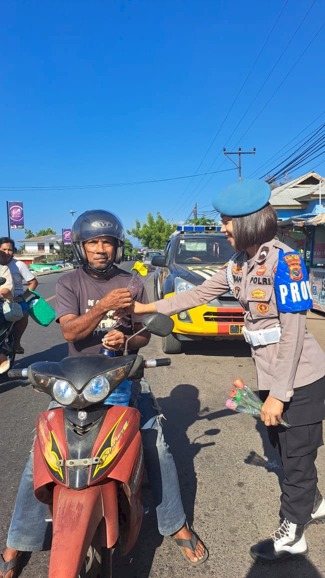 Polwan Polres Flotim Bagikan Bunga ke Pengguna Jalan Raya Jelang HUT Polwan ke 76.