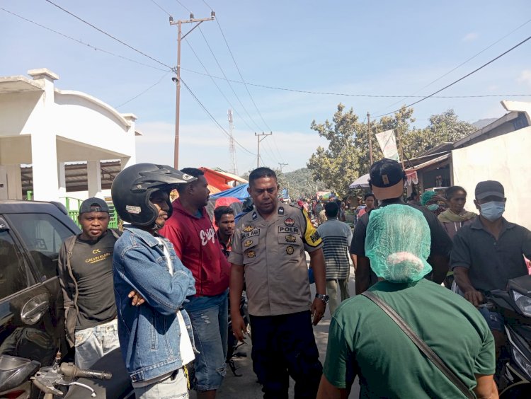 Bhabinkamtibmas Desa Boru Berpatroli Dan Membagikan Masker Kepada Para Pengunjung Pasar Boru