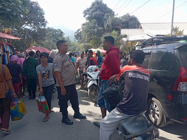 Bhabinkamtibmas Desa Boru Berpatroli Dan Membagikan Masker Kepada Para Pengunjung Pasar Boru