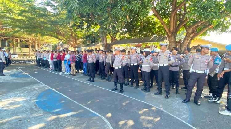 Ratusan Personil Polres Flotim Siap Amankan  Pendaftaran Paslon Di KPU Flotim.