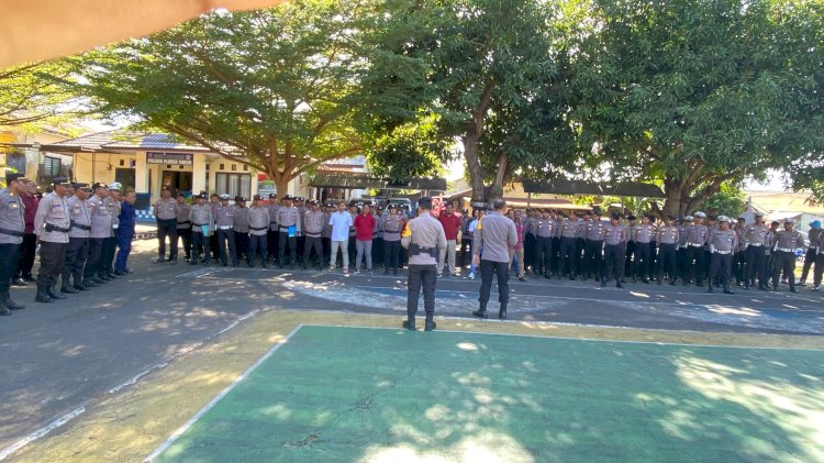 Ratusan Personil Polres Flotim Siap Amankan  Pendaftaran Paslon Di KPU Flotim.