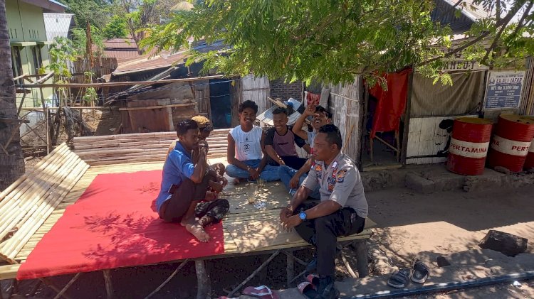 Bhabinkamtibmas Himbau Masyarakat Desa Menanga - Solor, Agar Tetap Menjaga Situasi Keamanan Dan Ketertiban