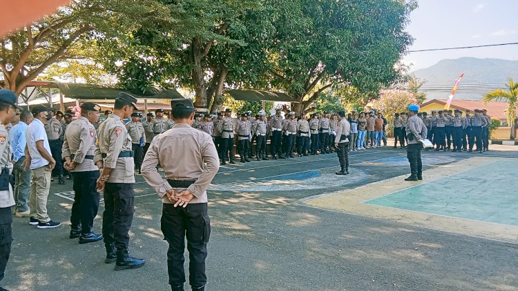 Perkuat pengamanan Di KPU Flotim, Karendal Ops OMP 2024 Polres Flotim Berikan Penekanan.