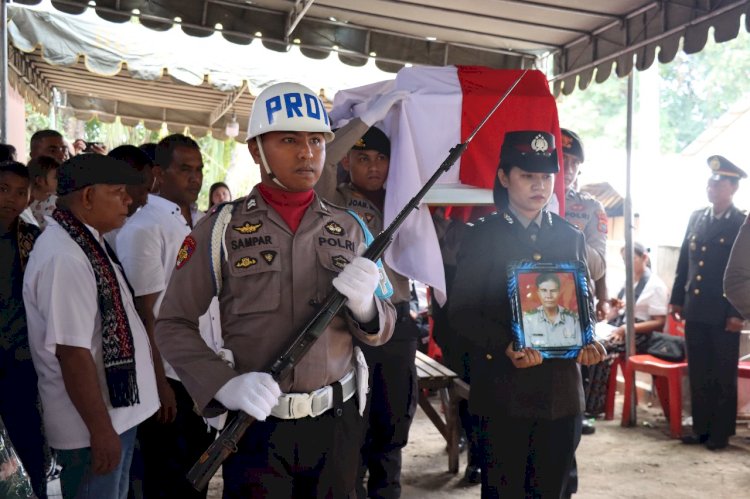 Polres Flotim Gelar Upacara Pemakaman Purnawirawan Polri