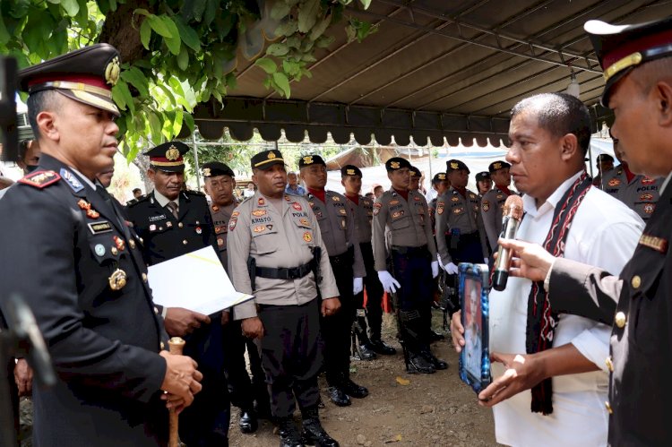 Polres Flotim Gelar Upacara Pemakaman Purnawirawan Polri