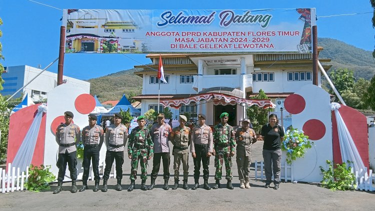 Polres Flotim Terjunkan Personilnya Pastikan Pelantikan Anggota DPRD Periode Tahun 2024 - 2029 Berjalan Aman Kondusif