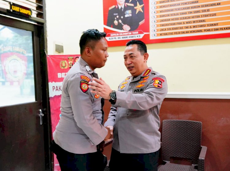 Temui Personel yang Jadi Penggali Kubur, Kapolri : Terus Menjadi Polisi Baik untuk Masyarakat 